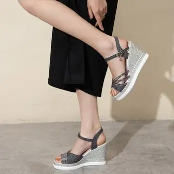 Дамски сандали голям размер Oversize, сандали на дебела подметка и наклонено ток за подобряване на комфорта и лекотата.