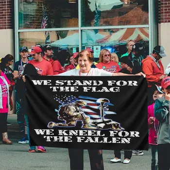 Ние стоим зад Своите, Ние преклоняем колене Пред павшими-НАШИЯ Флаг